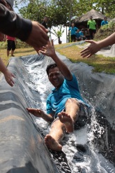 Ang huling nakatapos ng race, mud slide.